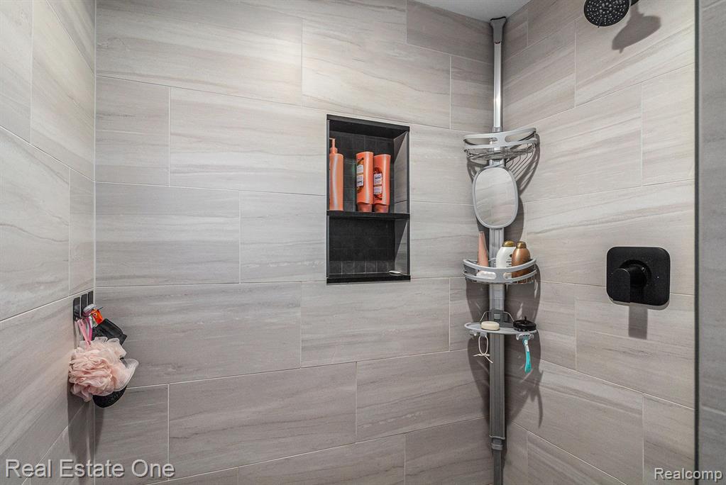8155 Sheraton Park Drive, Fenton, MI 48430 — Photo 37