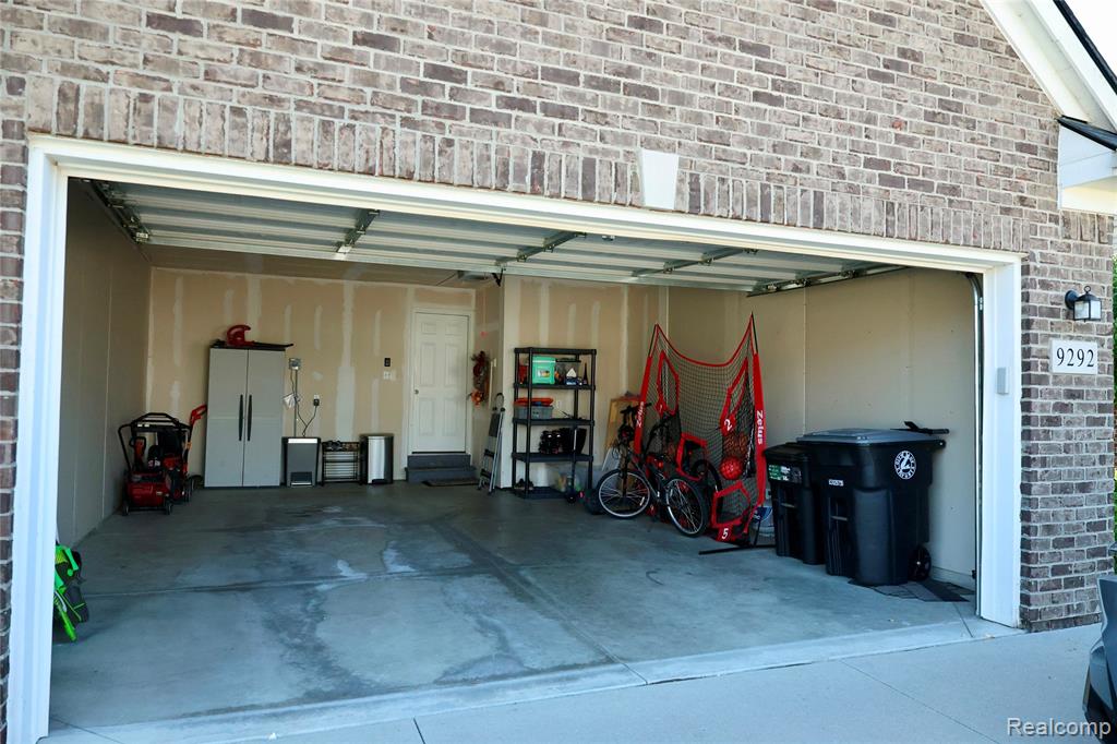 9292 Liberty Court, Livonia, MI 48150 — Photo 28