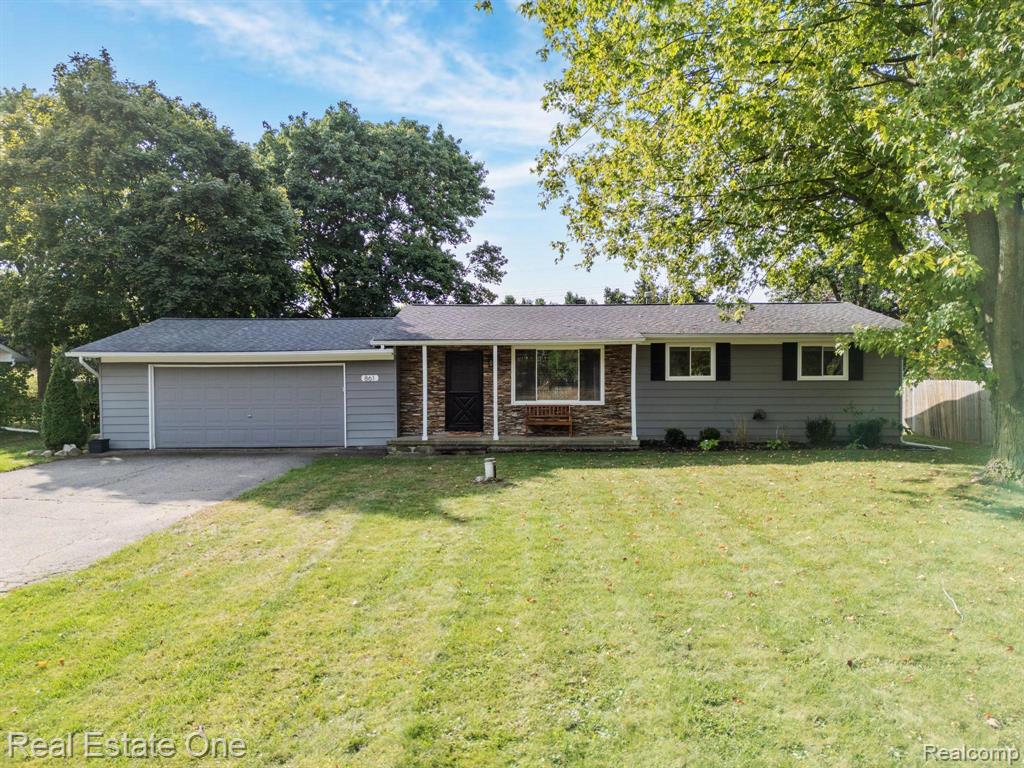 861 Seymour Lake Road, Oxford, MI 48371 — front exterior