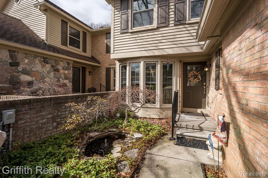 4553 GOLF VIEW Drive, Brighton, MI 48116 — Photo 2