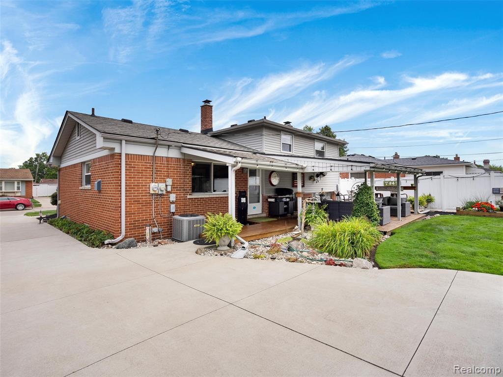 7721 Carrousel Boulevard, Westland, MI — Photo 34
