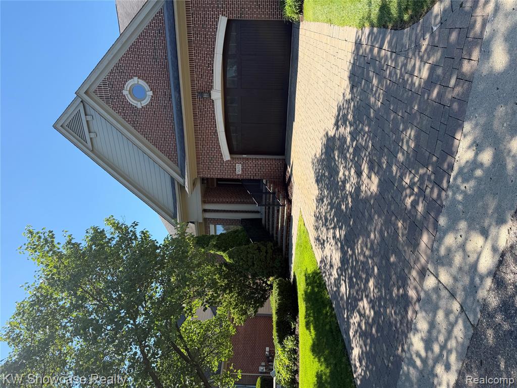 5608 Pembrooke Crossing, West Bloomfield, MI — front exterior