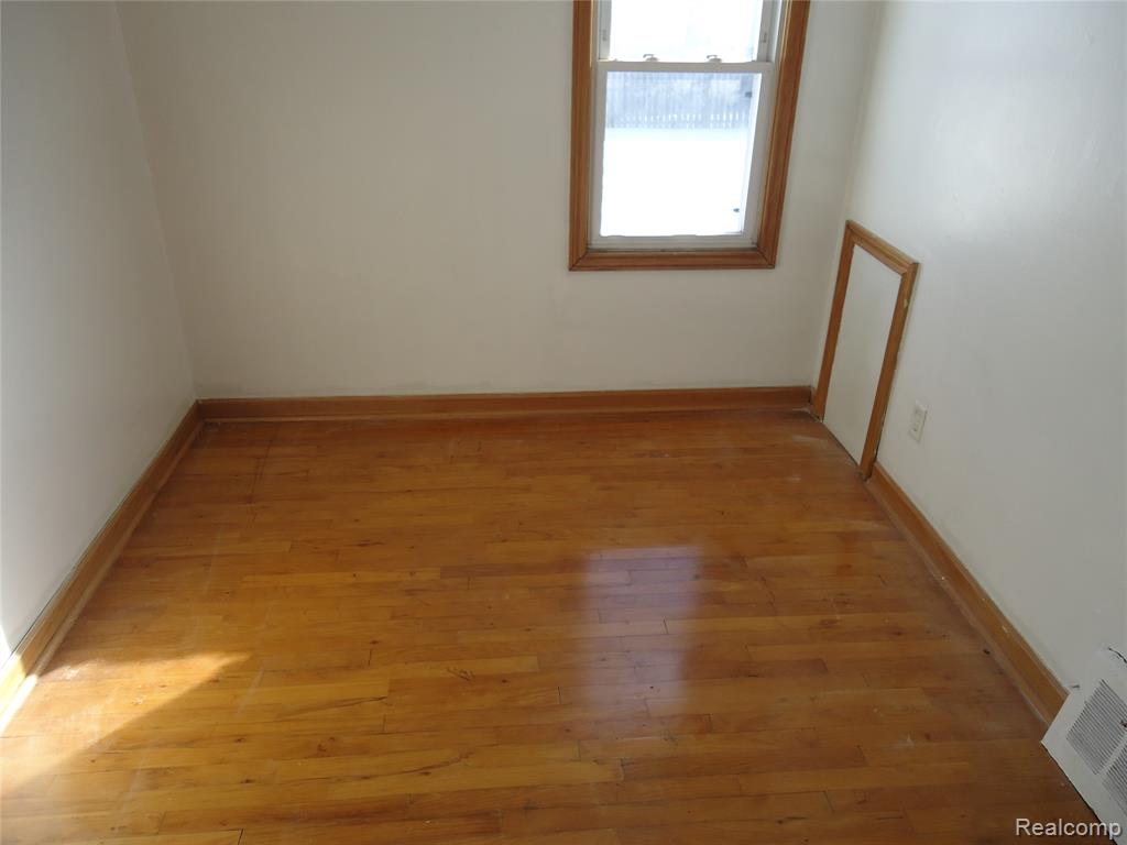 829 HUDSON Street, Wyandotte, MI 48192 — Photo 17