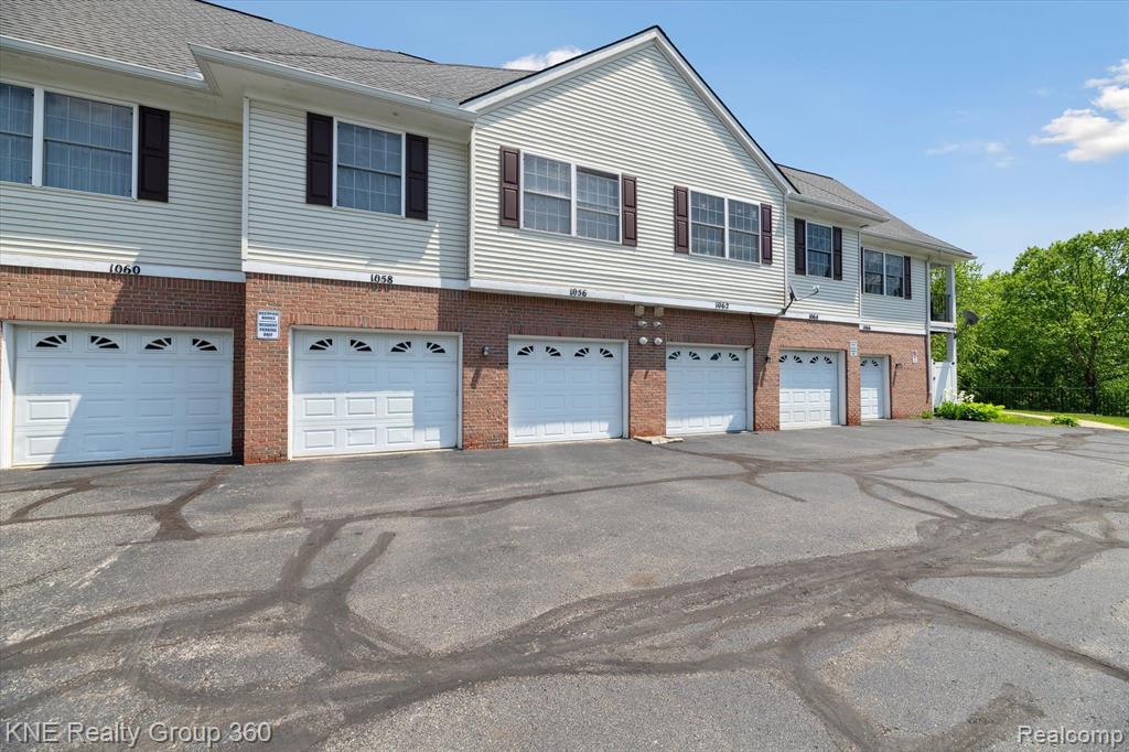 1056 SHIAWASSEE Circle, Howell, MI 48843 — Photo 7