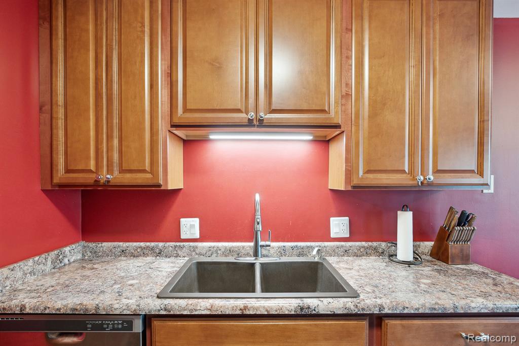 22040 EDGEWATER, Novi, MI — Photo 25