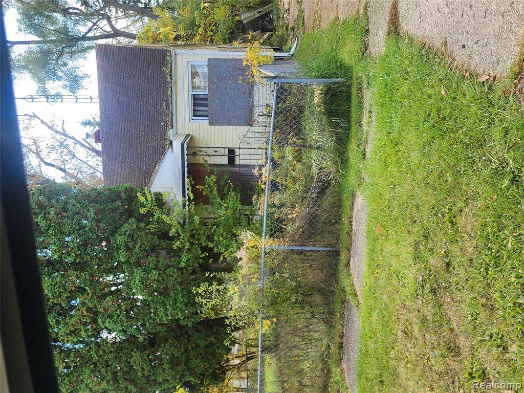 525 W Pulaski Avenue, Flint, MI 48505 — front exterior
