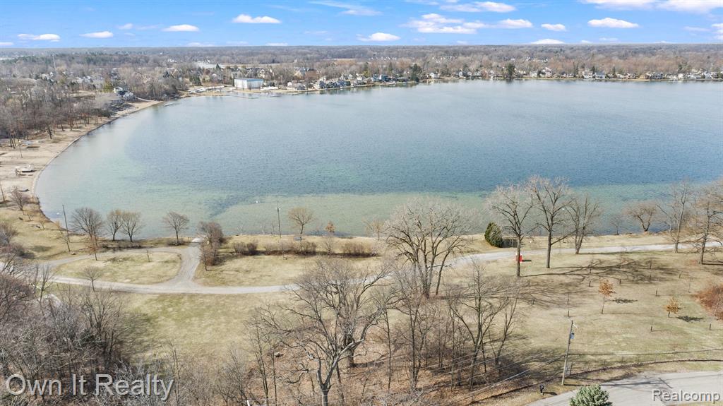 469 LAKESIDE Drive, Waterford, MI 48328 — Photo 34