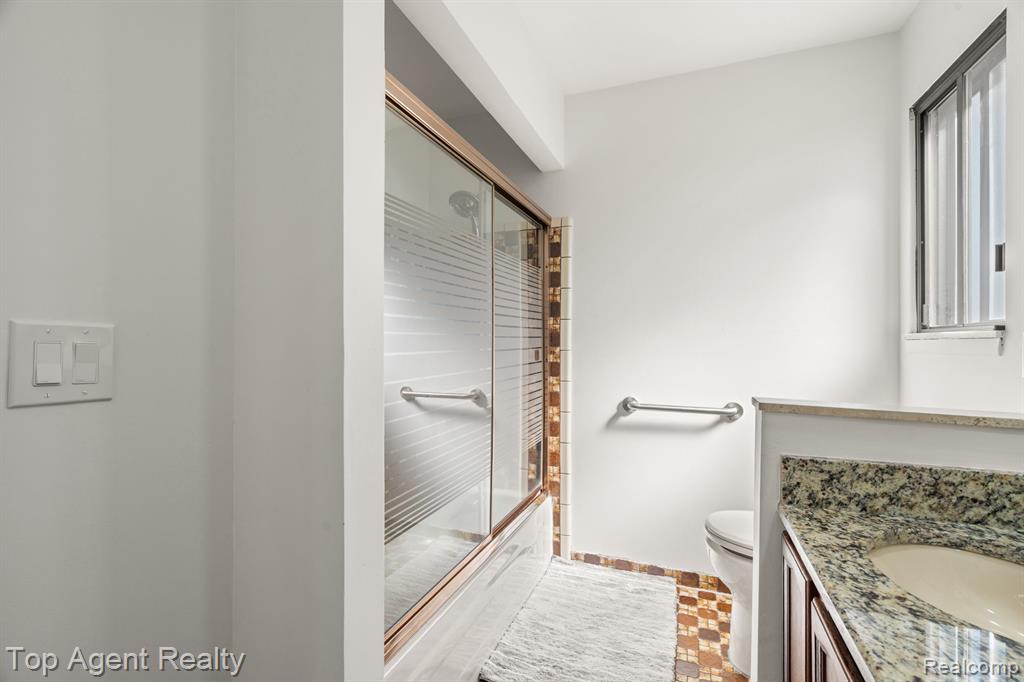 4238 GLOUCESTER Drive, Sterling Heights, MI 48310 — Photo 25