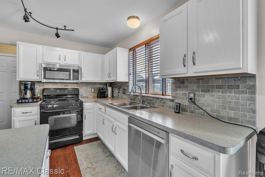 7842 BERWICK Drive, Ypsilanti, MI 48197 — Photo 21