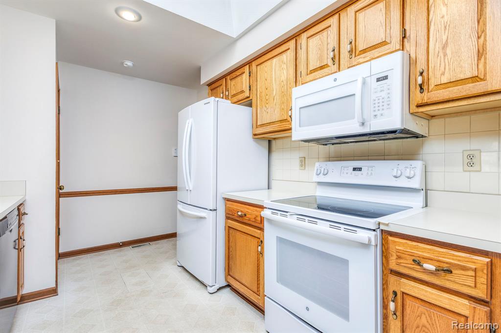49585 Bishop Court, Shelby Twp, MI 48315 — Photo 18
