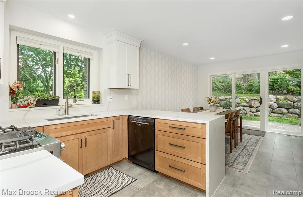 3685 Sunset Boulevard, Orchard Lake Village, MI 48324 — Photo 10