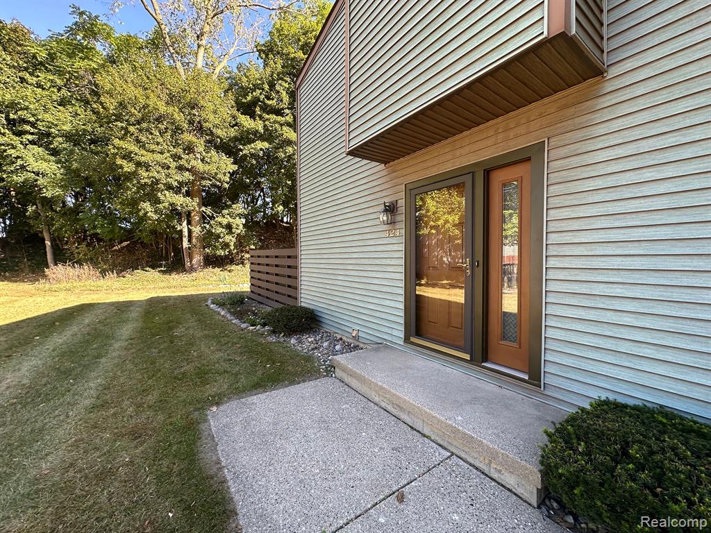424 W ROCKWELL Street, Fenton, MI 48430 — Photo 2