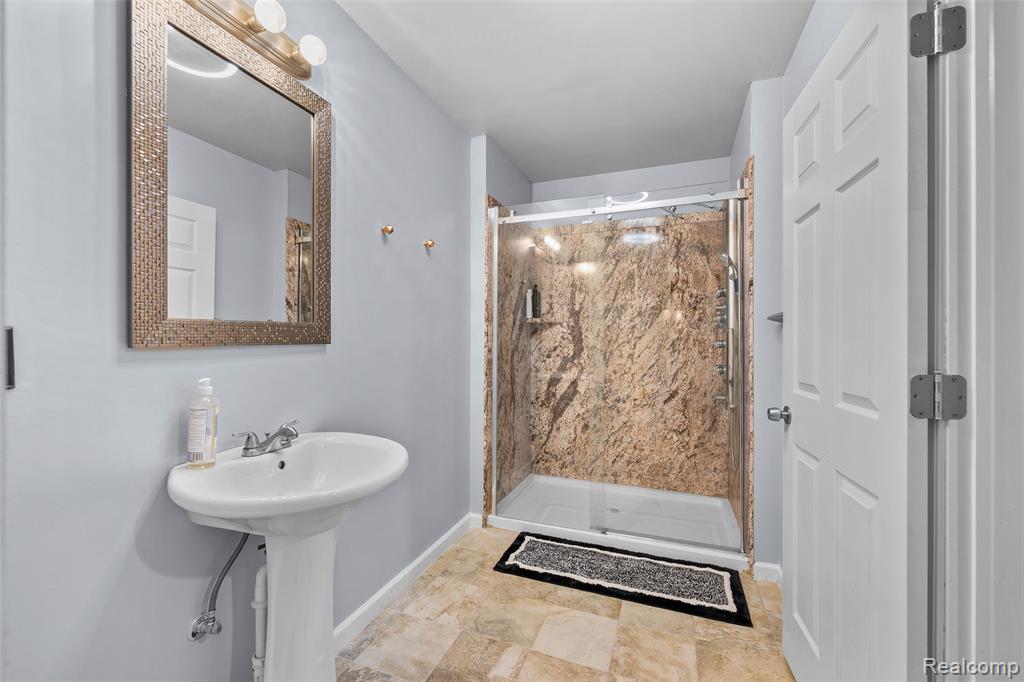 4476 Woodcliff Court, Rochester, MI 48306 — Photo 49