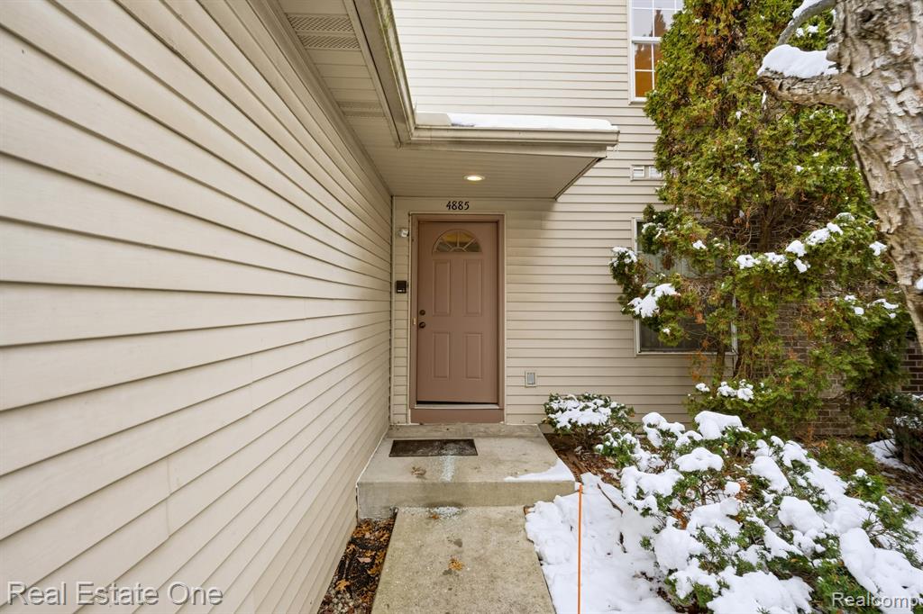 4885 Oak Hill Drive, 20, Waterford, MI 48329 — Photo 3