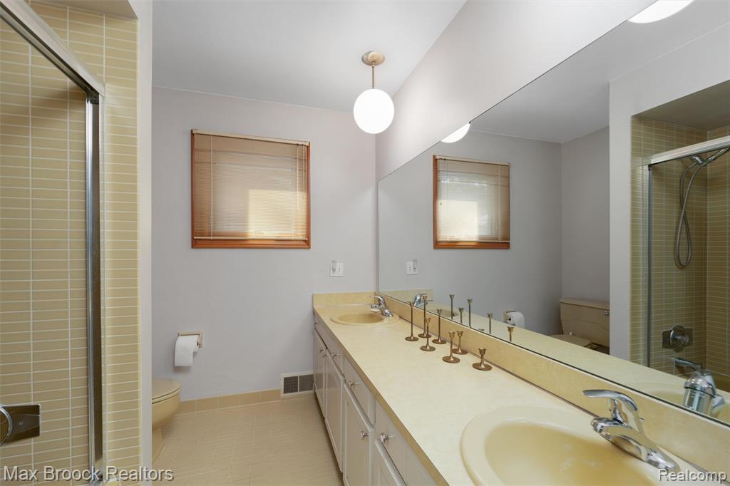 5946 Cherry Crest Drive, West Bloomfield, MI — Photo 29