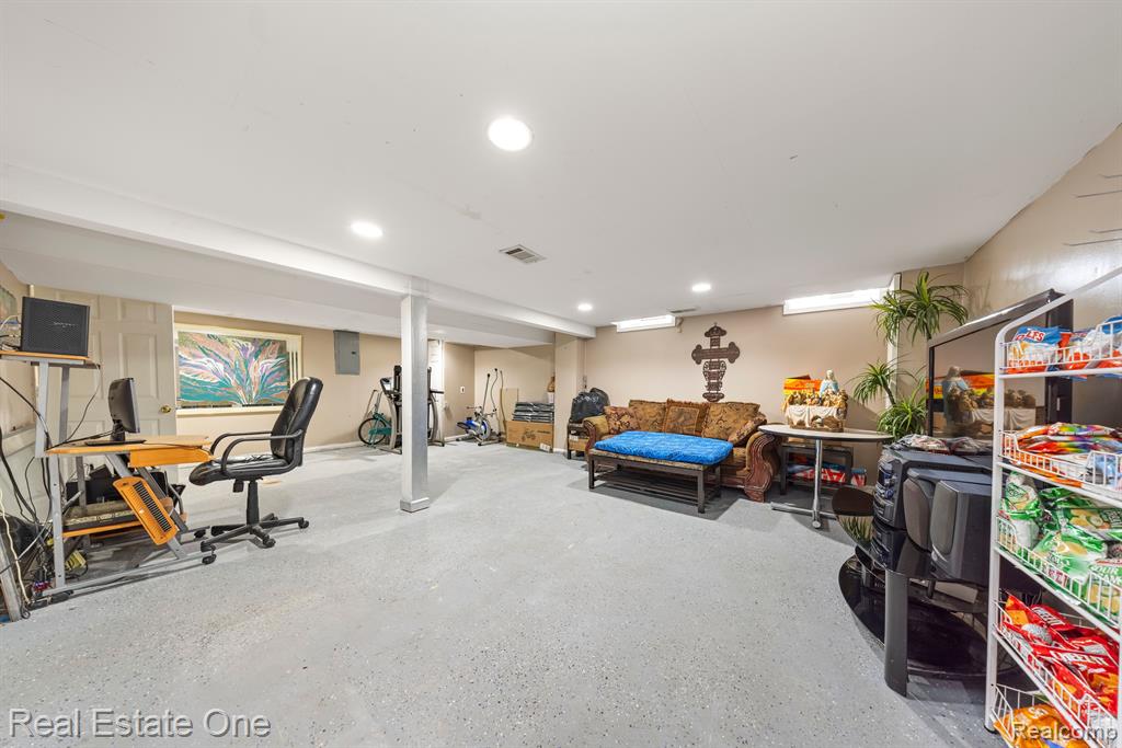 4275 NICKOLAS Drive, Sterling Heights, MI 48310 — Photo 32