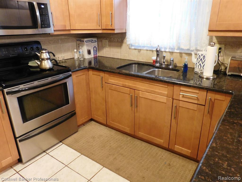 5244 Folkstone Drive, Troy, MI 48085 — Photo 11