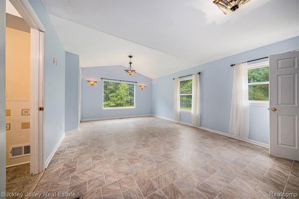 9515 MEADOW Lane, Pinckney, MI 48169 — Photo 9