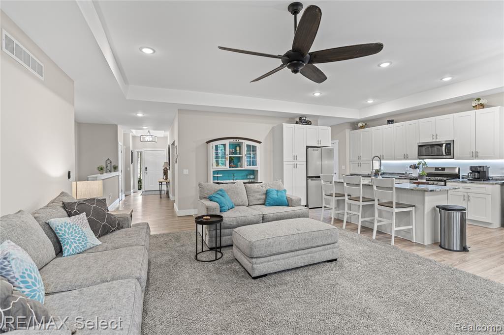 3127 Harbor Pointe Circle, Fenton, MI 48430 — Photo 10