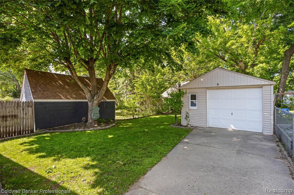 2050 Ridgemont Road, Grosse Pointe Woods, MI 48236 — Photo 19