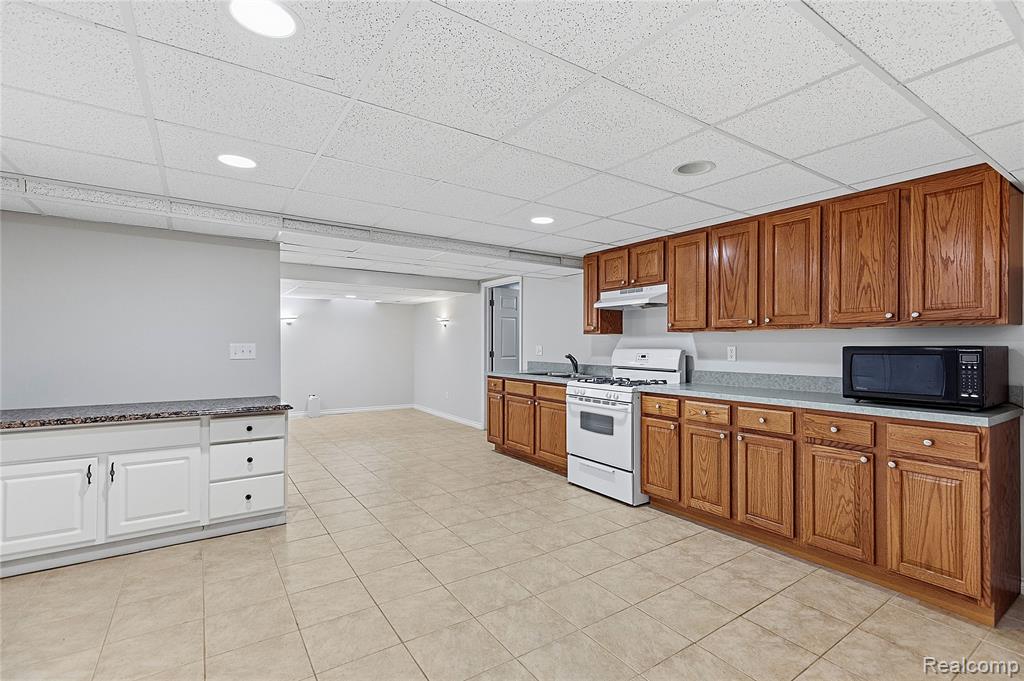 49783 Golden Park Drive, Utica, MI 48315 — Photo 51