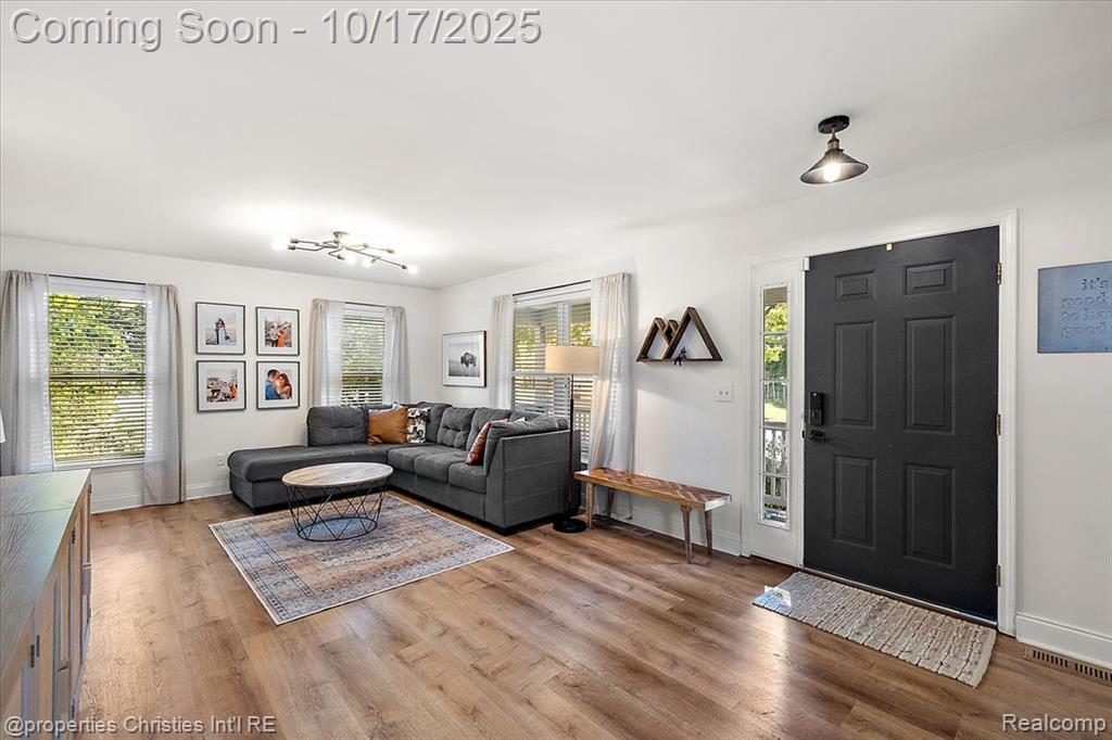 3076 Pridham Street, Keego Harbor, MI 48320 — Photo 9