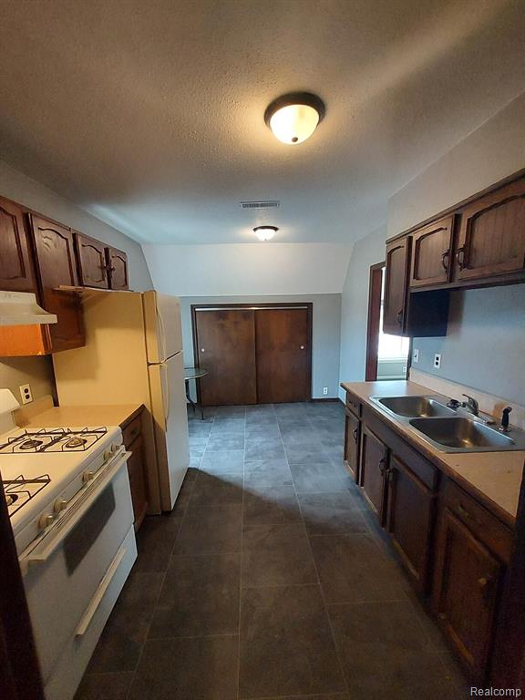 568 W CENTER Road, Essexville, MI 48732 — Photo 7