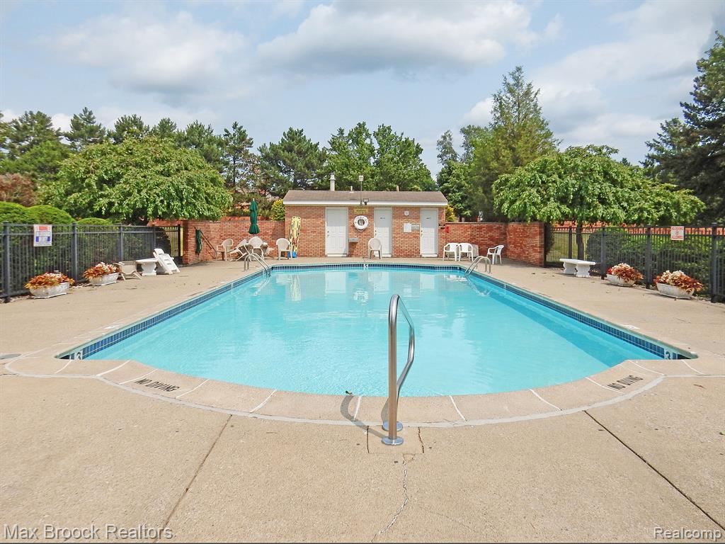 801 W LONG LAKE Road, A-4, Bloomfield Hills, MI 48302 — Photo 2