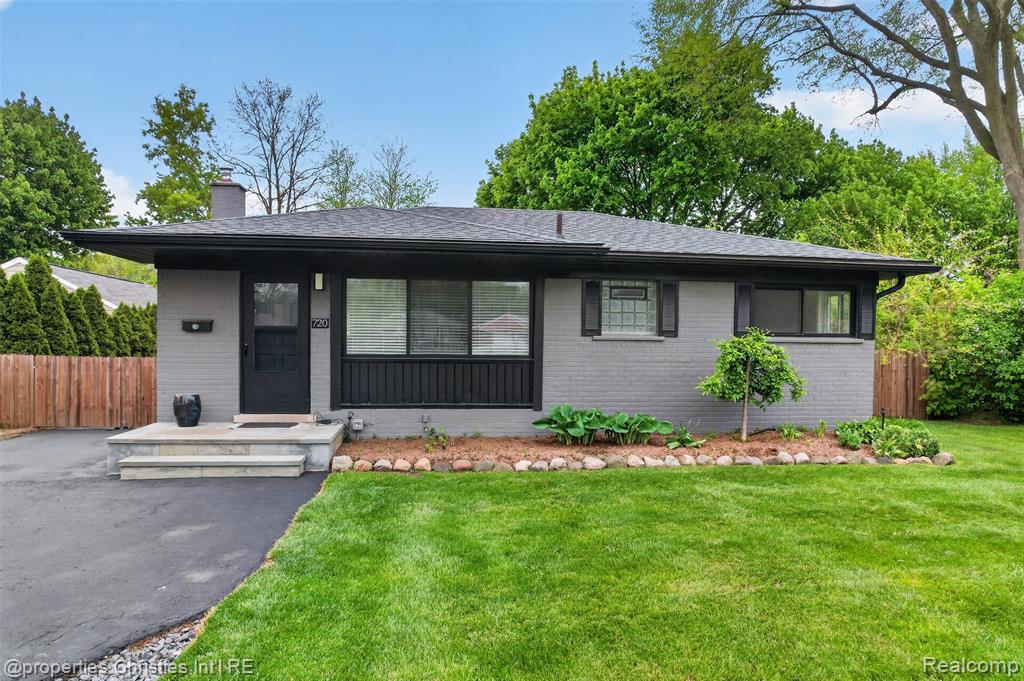 720 Manordale Court, Milford, MI 48381 — front exterior