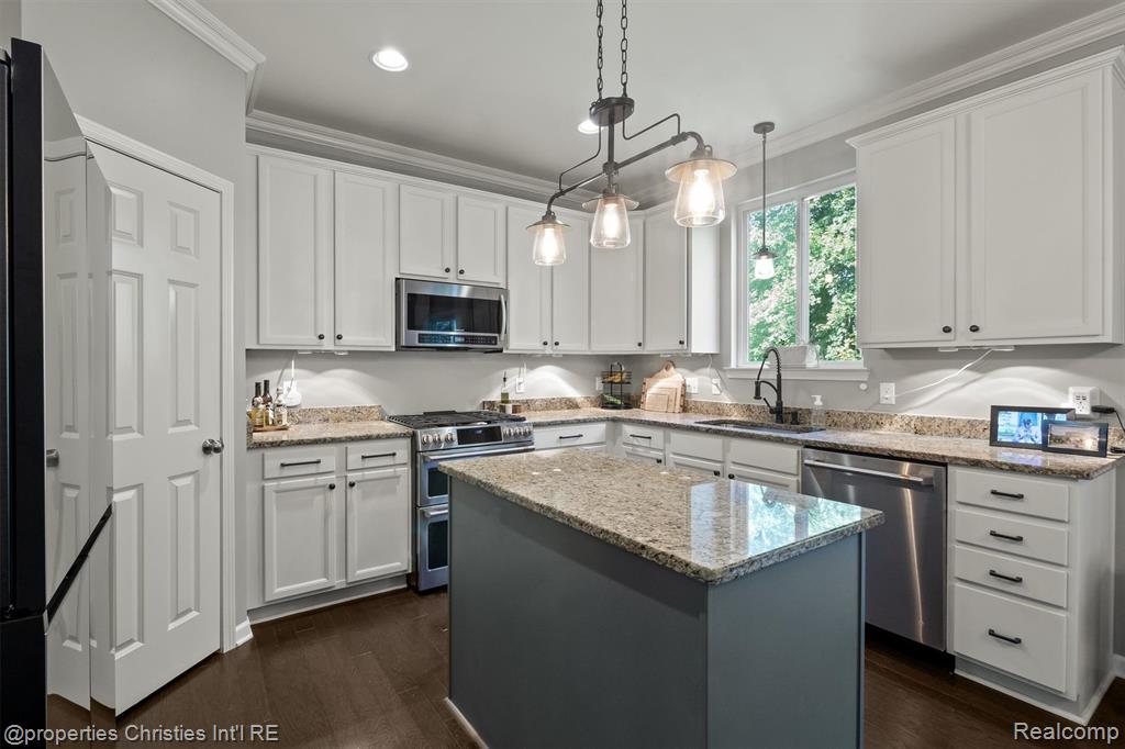 27087 Victoria Road, Novi, MI — Photo 6