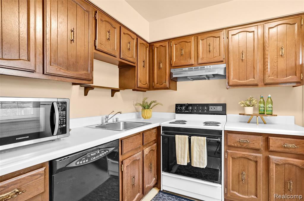 19931 Schoolhouse Court, Northville, MI 48167 — Photo 16