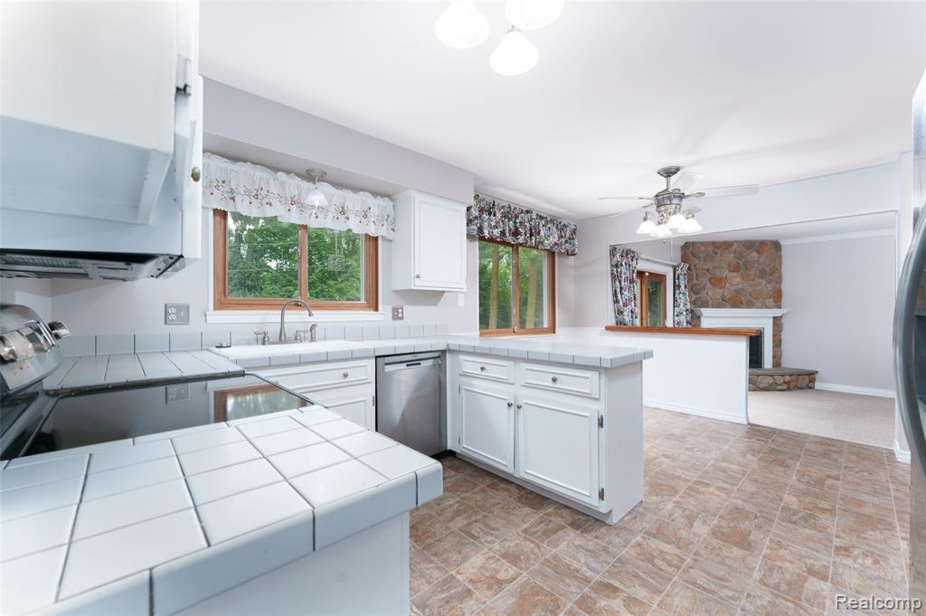 4276 Macqueen Drive, West Bloomfield, MI 48323 — Photo 17