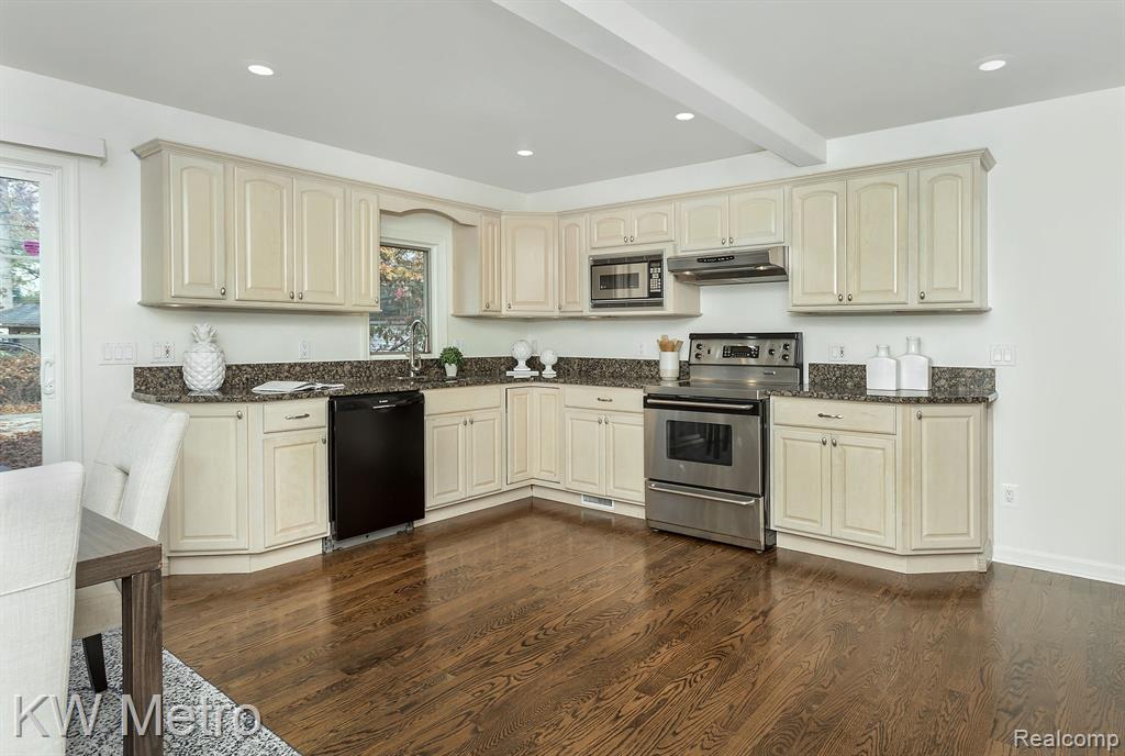 620 CATALPA Drive, Royal Oak, MI 48067 — Photo 14