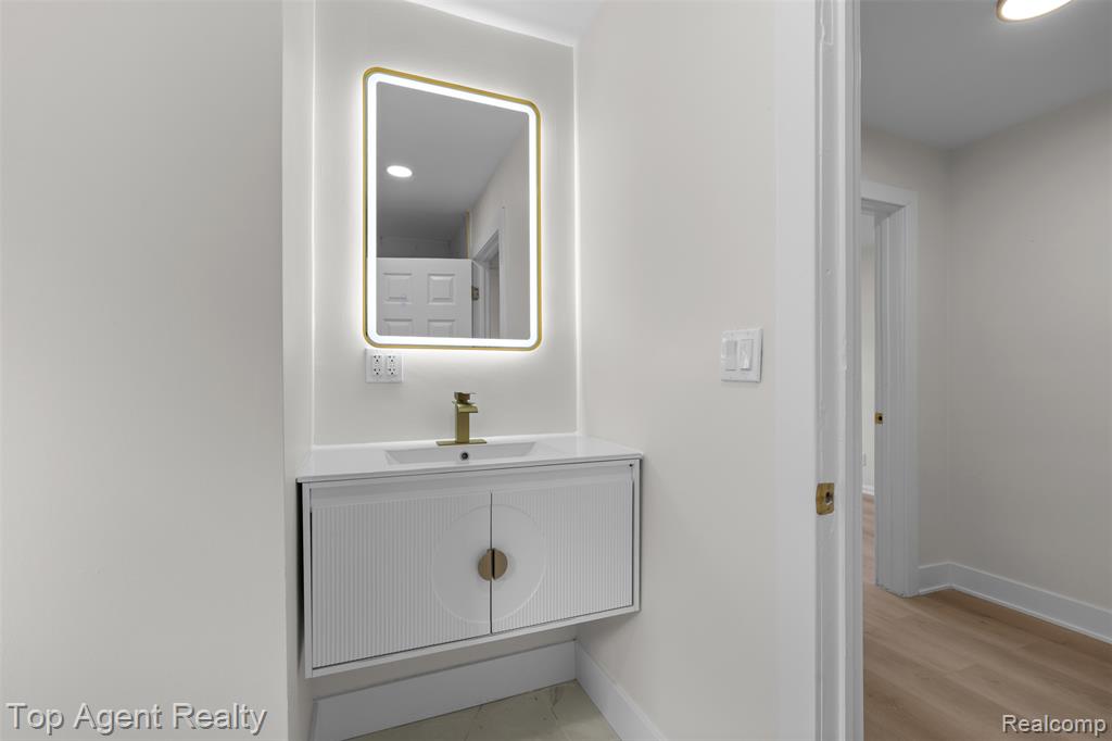 24300 Seneca Street, Oak Park, MI 48237 — Photo 24