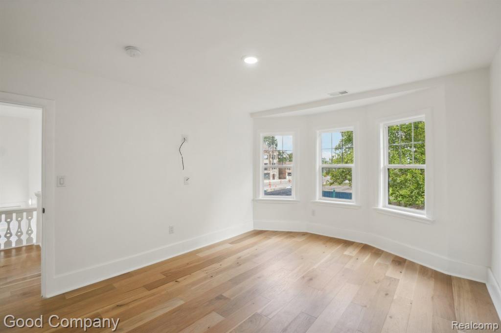 1645 CADILLAC Boulevard, Detroit, MI 48214 — Photo 18