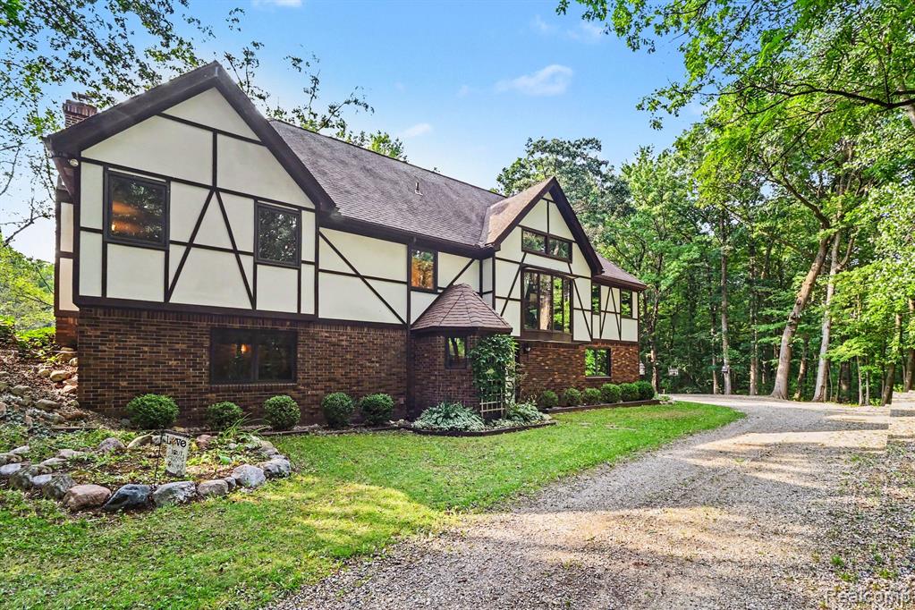 6300 Raddatz Road, Fowlerville, MI 48836