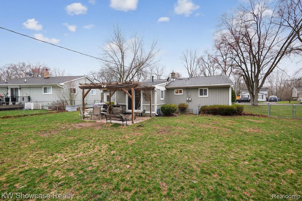 341 Rustic Circle, White Lake, MI — Photo 40