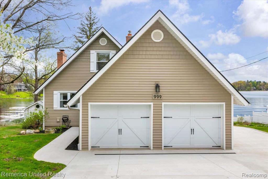 999 Lakeside Drive, Brighton, MI 48116 — front exterior