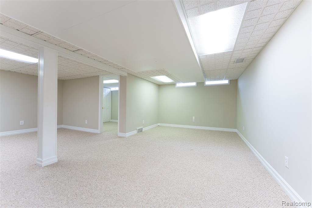 4276 Macqueen Drive, West Bloomfield, MI 48323 — Photo 36