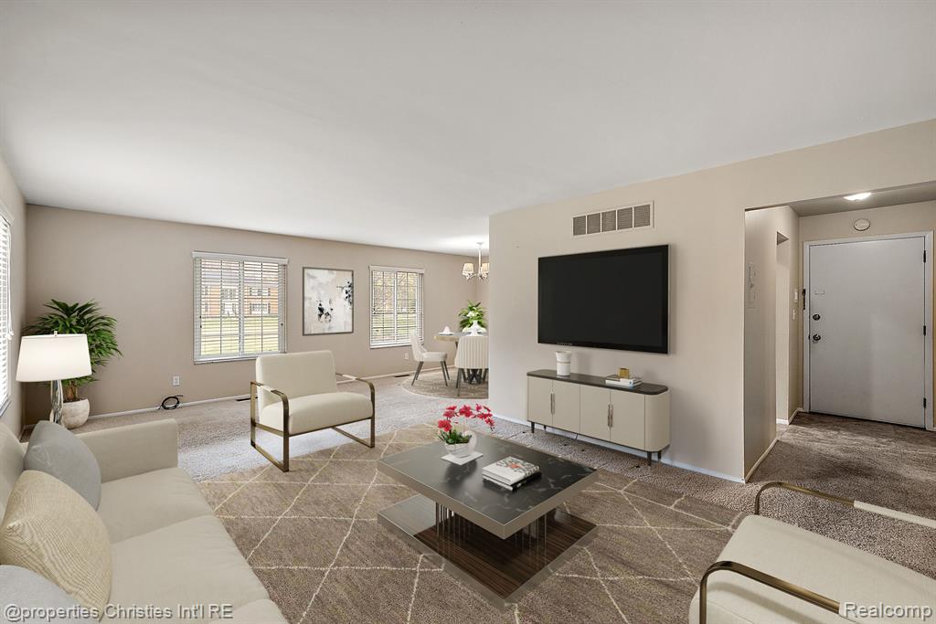636 E FOX HILLS Drive, Bloomfield Hills, MI 48304 — Photo 12