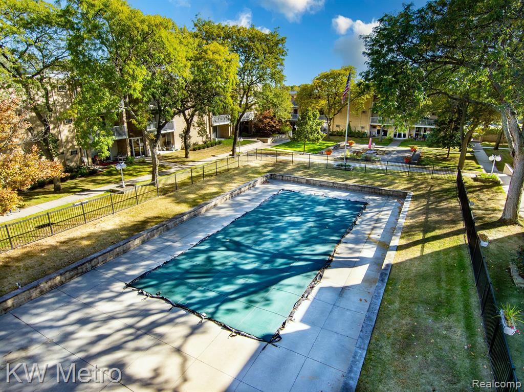 4909 CROOKS Road, E5, Royal Oak, MI 48073 — Photo 17
