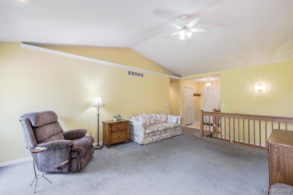 4304 W Pointe Drive, Waterford, MI 48329 — Photo 9