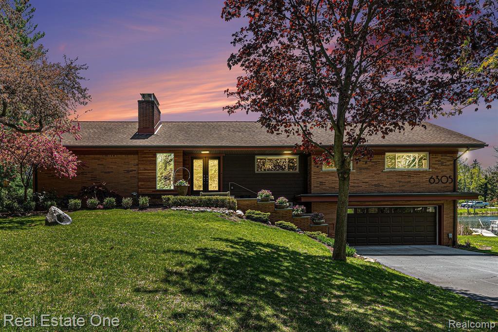 6305 N SHORE Court, West Bloomfield, MI 48324 — Photo 2