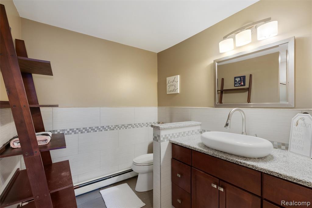 415 Leon Road, Walled Lake, MI 48390 — Photo 10