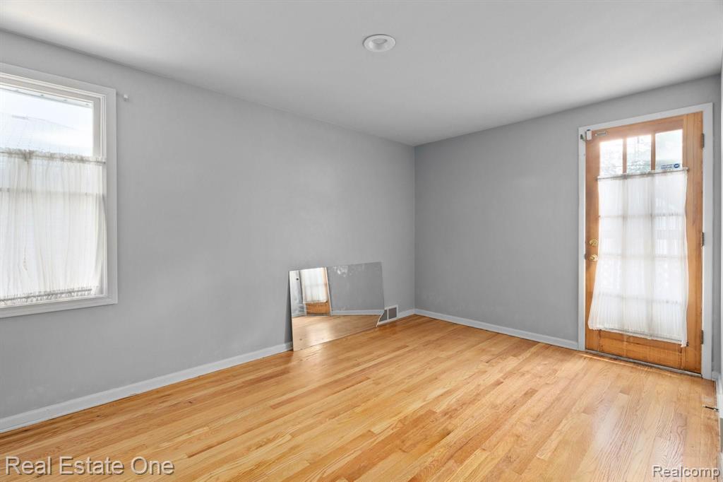 21135 LITTLESTONE Road, Harper Woods, MI 48225 — Photo 13
