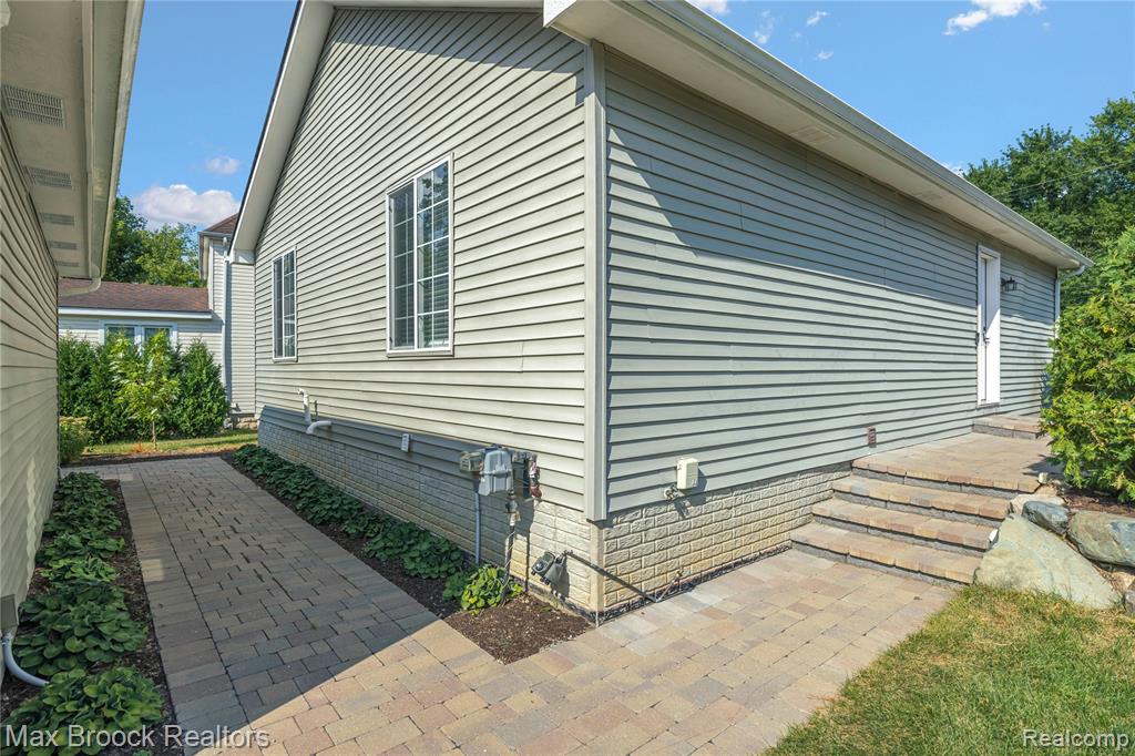 694 S Squirrel Road, Auburn Hills, MI 48326 — Photo 36