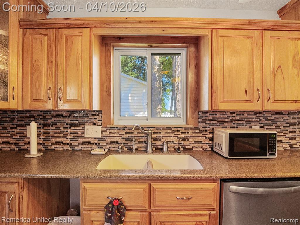 16431 Oak Hill Drive, Fenton, MI 48430 — Photo 10