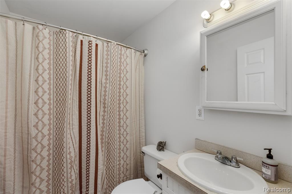 649 Lounsbury Avenue, Pontiac, MI 48340 — Photo 15