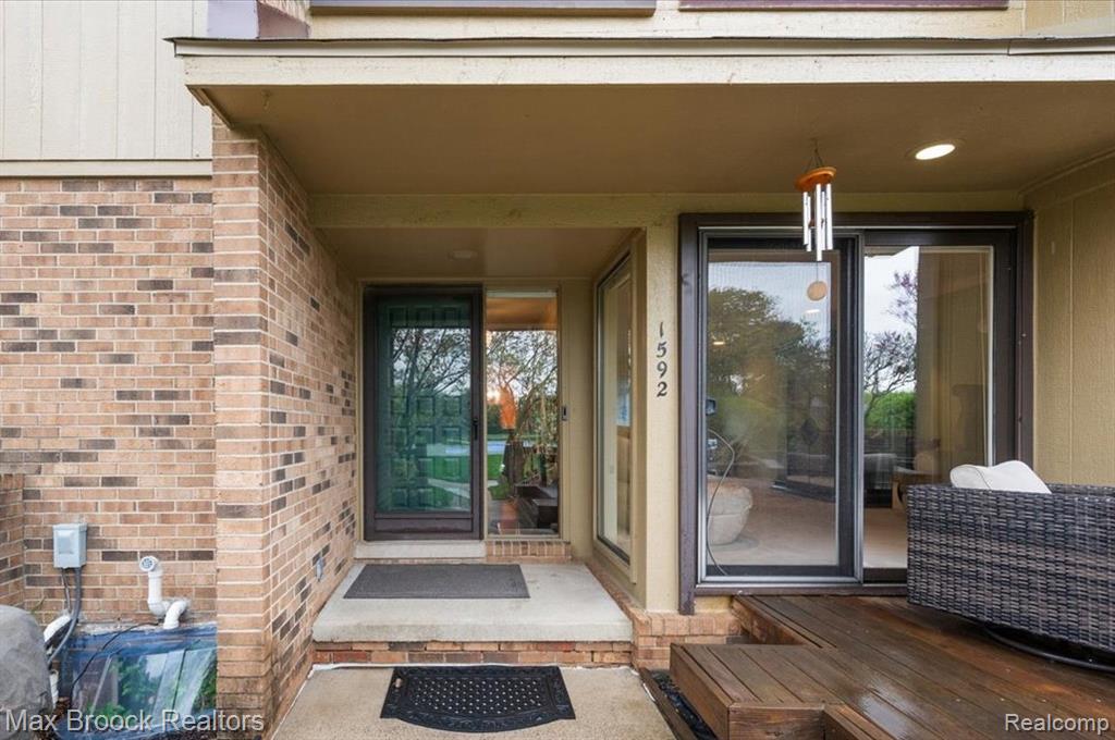 1592 S Hill Circle, Bloomfield Hills, MI 48304 — Photo 2