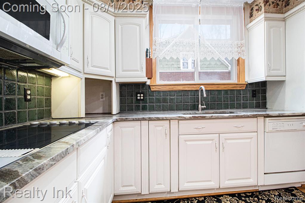 9820 BYROMAR Lane, Grosse Ile, MI 48138 — Photo 11